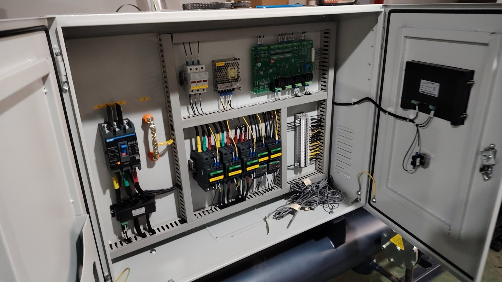 Lze 3-fázové 380V 60Hz a 3-fázové 380 V 50Hz napětí průmyslových chladičů zaměnitelně?